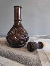 carafe en verre marron avec bouchon