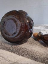 carafe en verre marron avec bouchon