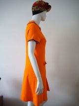 Robe babydoll orange plissée col Claudine bijoux strass 60's