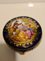 Boîte tripode en Porcelaine bleue scène galante      