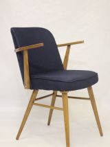 Chaise scandinave accoudoirs suspendus, retapissée tissu ble