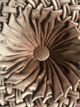 Coussin rond en velours plissé années 60