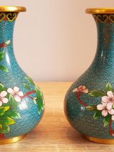 Paire de vases en émail cloisonné 