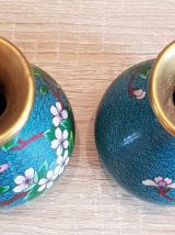 Paire de vases en émail cloisonné 