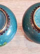 Paire de vases en émail cloisonné 