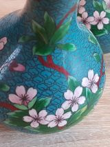 Paire de vases en émail cloisonné 
