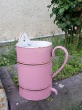 Ancien pot de lavement mural émaillé rose et doré 