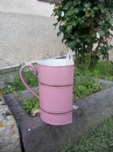 Ancien pot de lavement mural émaillé rose et doré 