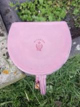 Ancien pot de lavement mural émaillé rose et doré 