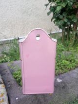 Ancien pot de lavement mural émaillé rose et doré 