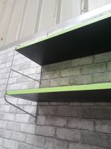 etagere en bois laqué 1975 a 80    48x60x22 vert et noir et 