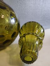 carafe verte en verre avec bouchon rond nervuré