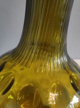 carafe verte en verre avec bouchon rond nervuré