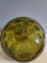 carafe verte en verre avec bouchon rond nervuré