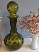 carafe verte en verre avec bouchon rond nervuré