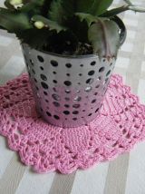 Petit napperon rose fait main crochet Vintage 60'S