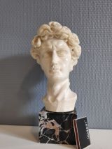 buste en composite blanc et socle en marbre