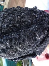 Chapeau calot noir en laine bouclée année 1953