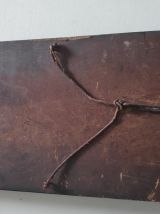 miroir long en bois marron et décor à feuilles dorées