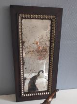 miroir long en bois marron et décor à feuilles dorées