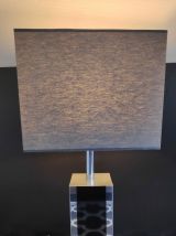grande lampe avec pied noir et gris carré et abat-jour gris