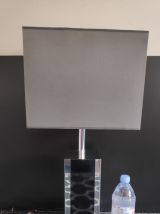 grande lampe avec pied noir et gris carré et abat-jour gris