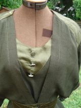 Robe verte satin épaules col V manches évasées ceinture éla