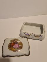 Boîte en porcelaine de Limoges décor scène galante