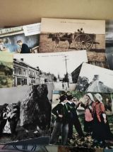 une boite remplis de cartes postales 