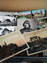une boite remplis de cartes postales 