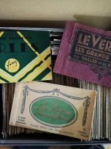une boite remplis de cartes postales 