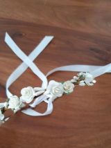 Couronne de fleurs blanche et écrue