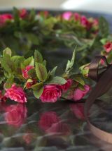 Couronne de fleurs roses et feuillage