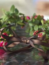 Couronne de fleurs roses et feuillage