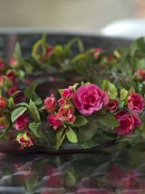 Couronne de fleurs roses et feuillage