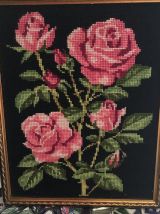 Canevas vintage aux roses brodées.