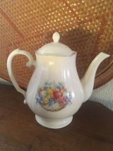 Service au décor de fruits.