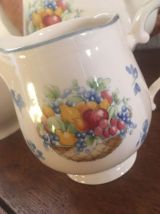 Service au décor de fruits.