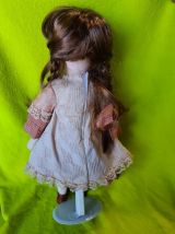 Poupée porcelaine gravée