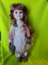 Poupée porcelaine gravée