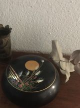 Boîte ronde au décor japonisant.