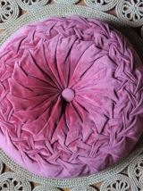 Joli coussin en velours rose 