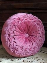 Joli coussin en velours rose 