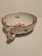 Coupe à anse en faïence d'Angoulême décor Floral