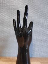 main en céramique noire