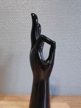 main en céramique noire