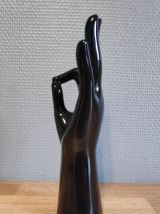 main en céramique noire