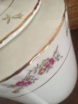 Cafetière porcelaine à la bordure fleurie.