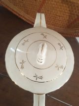 Cafetière porcelaine à la bordure fleurie.