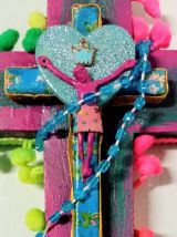 Crucifix mural kitsch et coloré avec chapelet